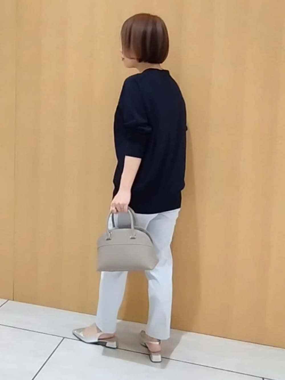 ブルー系のカーディガン/ボレロ、グレー系のその他パンツを着用したレディースの夏コーディネートの5枚目の写真