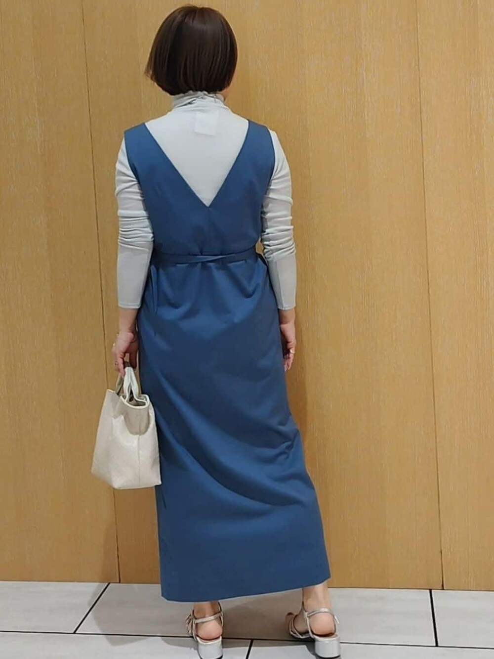 ブルー系のワンピース、グレー系のTシャツ/カットソーを着用したレディースの春コーディネートの8枚目の写真
