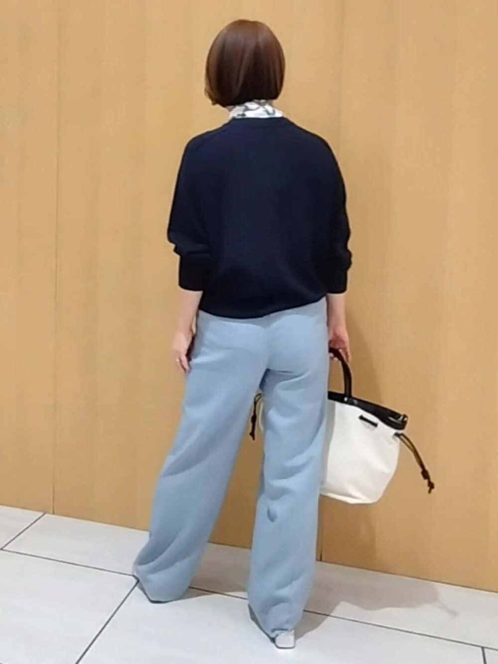 ブルー系のカーディガン/ボレロ、ブルー系のその他パンツを着用したレディースの春コーディネートの7枚目の写真