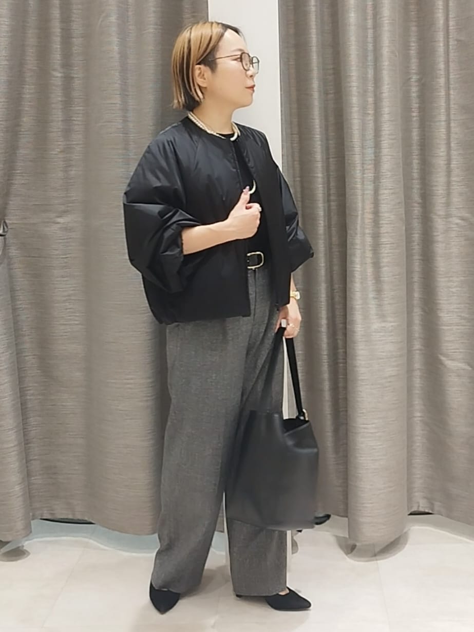 ホワイト系のTシャツ/カットソー、グレー系のその他パンツ、ブラック系のショルダーバッグを着用したレディースの秋コーディネートの2枚目の写真