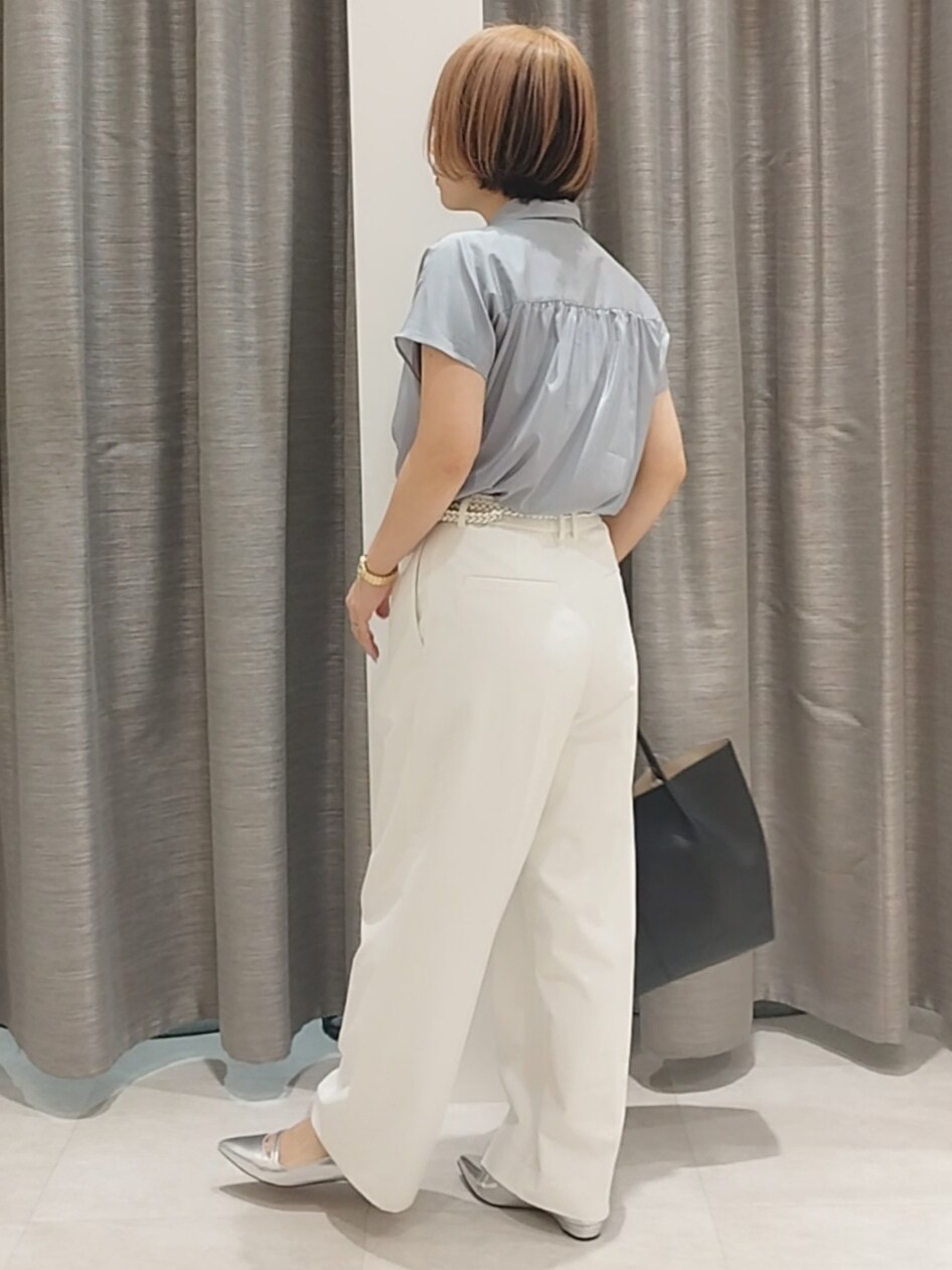 シルバー系のその他シューズ、ホワイト系のその他パンツ、ブルー系のシャツ/ブラウスを着用したレディースの春コーディネートの9枚目の写真