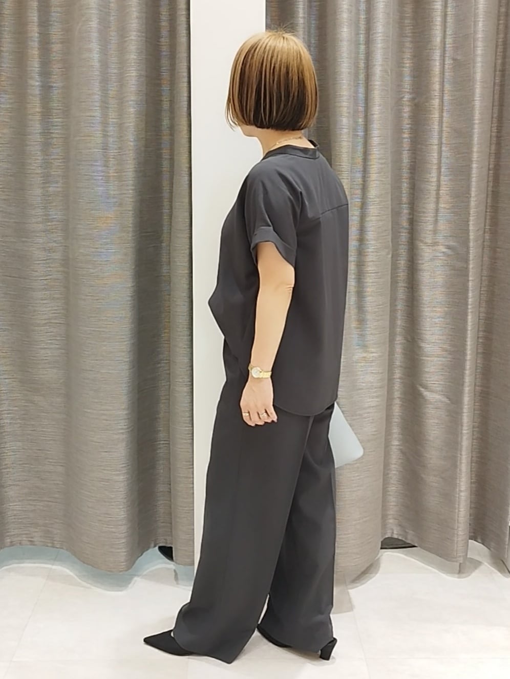 グレー系のシャツ/ブラウスを着用したレディースの夏コーディネートの4枚目の写真