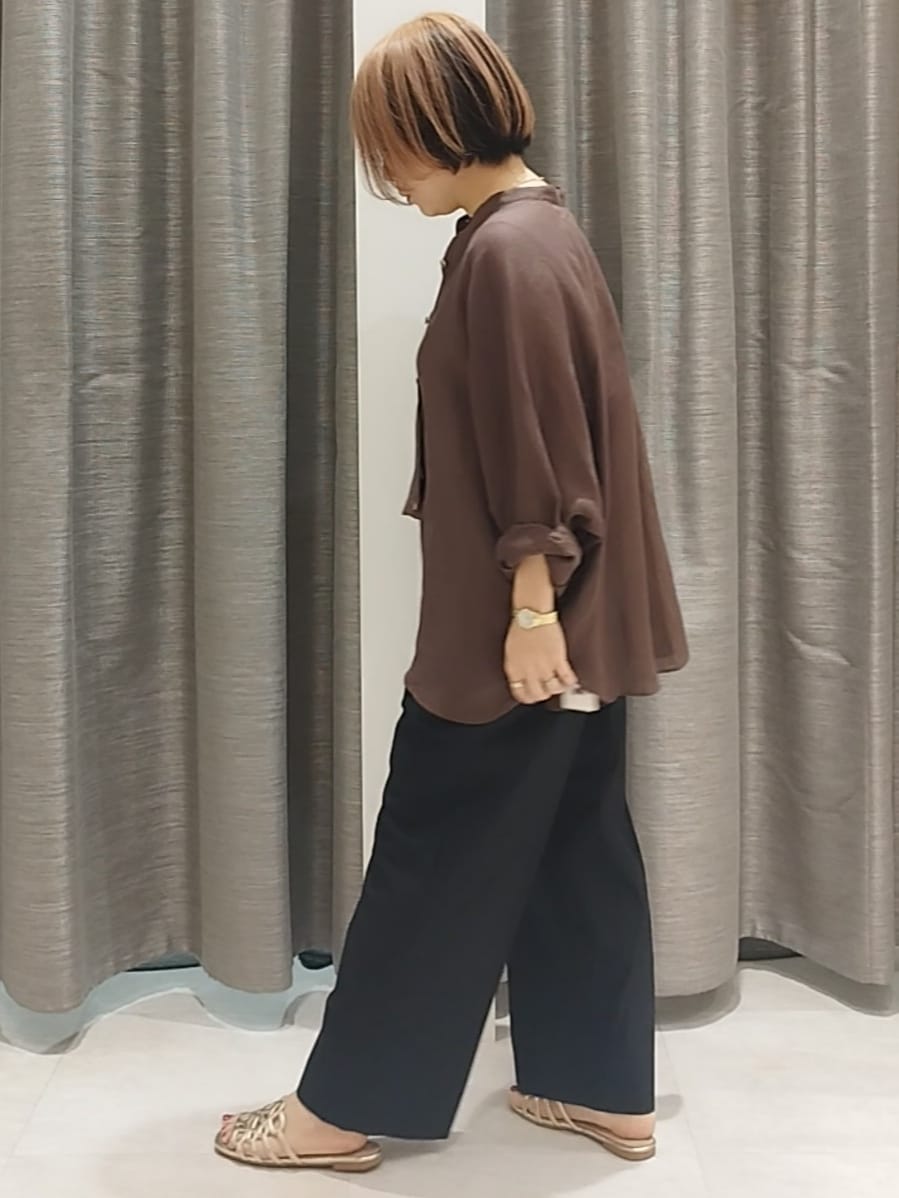 ブラウン系のシャツ/ブラウス、ブラック系のその他パンツを着用したレディースの夏コーディネートの5枚目の写真