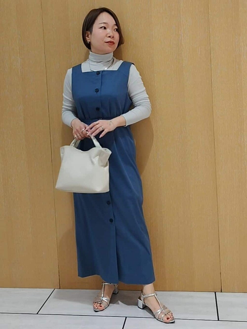 ブルー系のワンピース、グレー系のTシャツ/カットソーを着用したレディースの春コーディネートの2枚目の写真