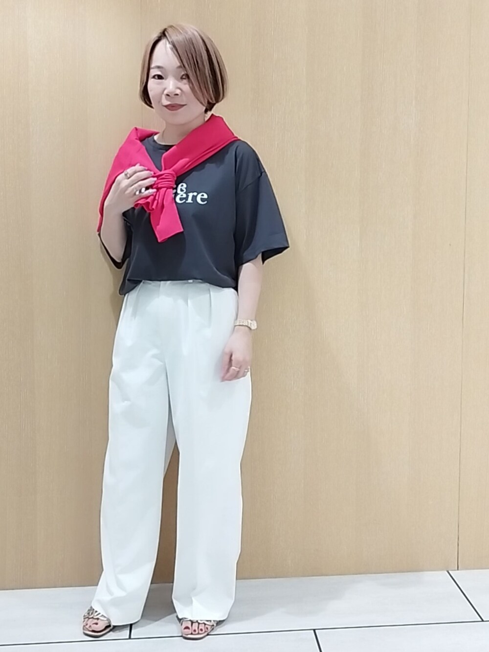 グレー系のTシャツ/カットソー、ピンク系のカーディガン/ボレロ、ホワイト系のその他パンツを着用したレディースの夏コーディネートの3枚目の写真