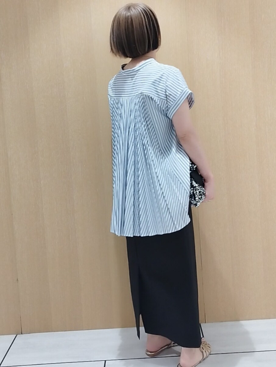 ブルー系のシャツ/ブラウス、ブラック系のタンクトップ、ブラック系のスカートを着用したレディースの夏コーディネートの6枚目の写真