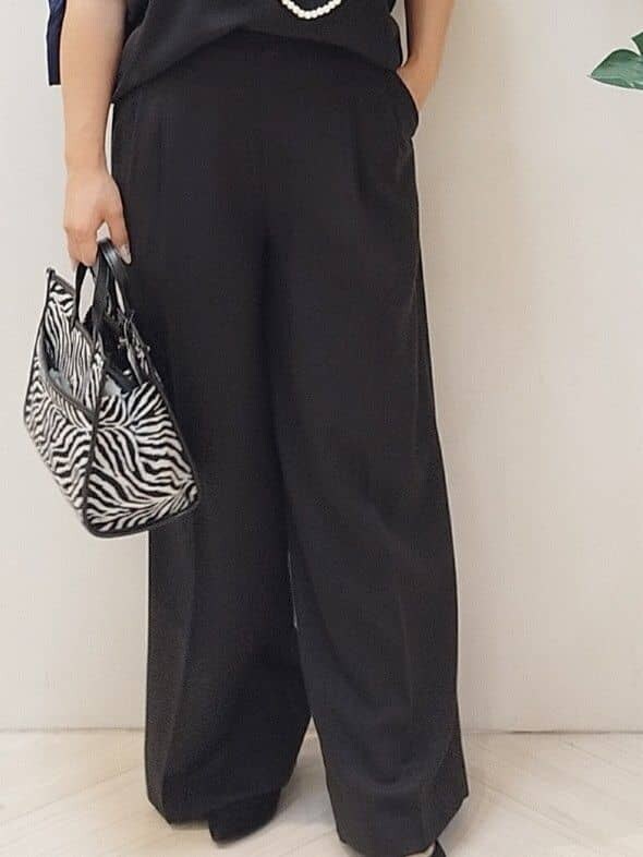 ブラック系のシャツ/ブラウス、グレー系のTシャツ/カットソー、ブラック系のその他パンツを着用したレディースの秋コーディネートの6枚目の写真