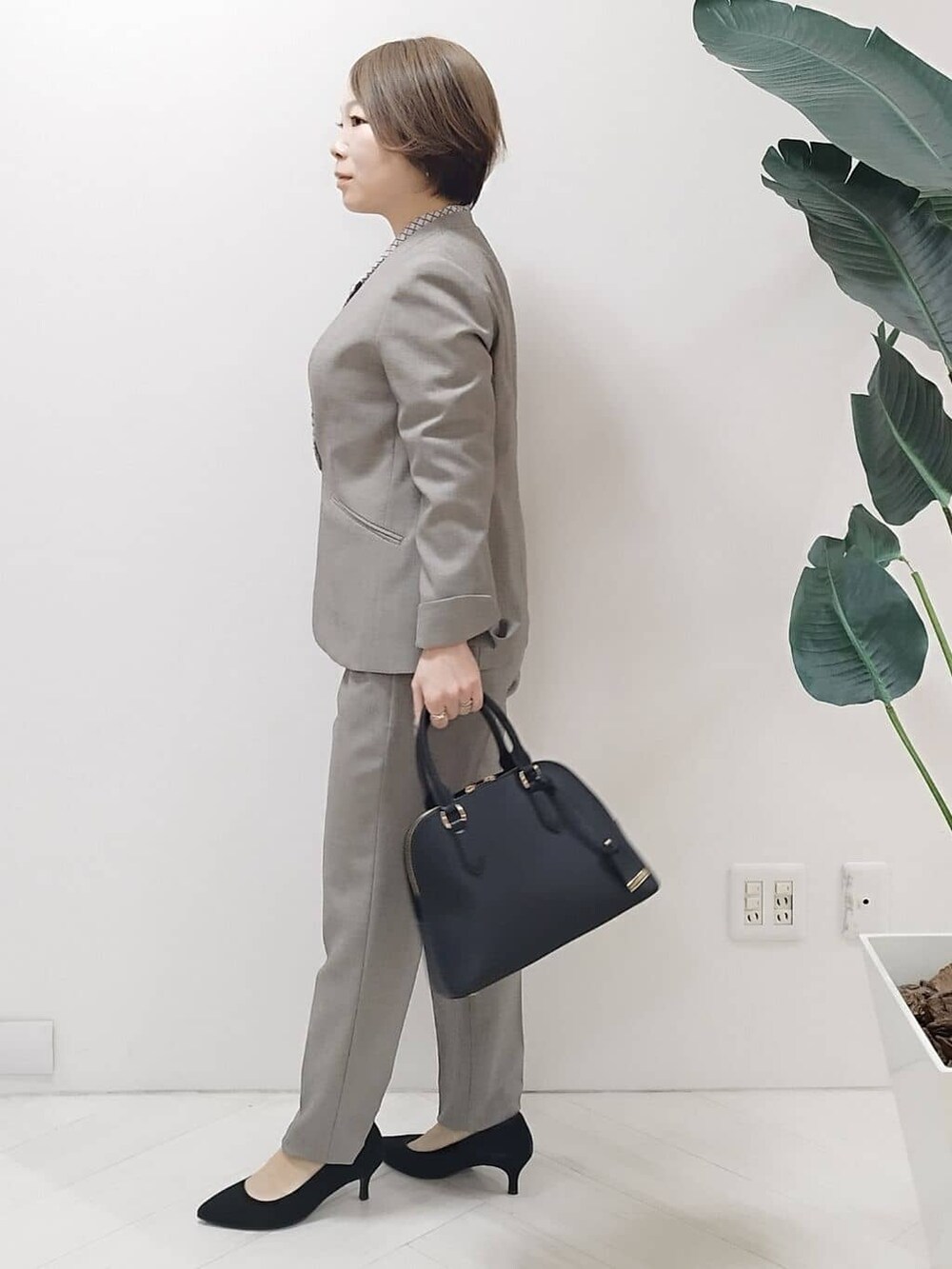 ベージュ系のノーカラージャケット、ホワイト系のシャツ/ブラウス、ベージュ系のその他パンツを着用したレディースの冬コーディネートの6枚目の写真