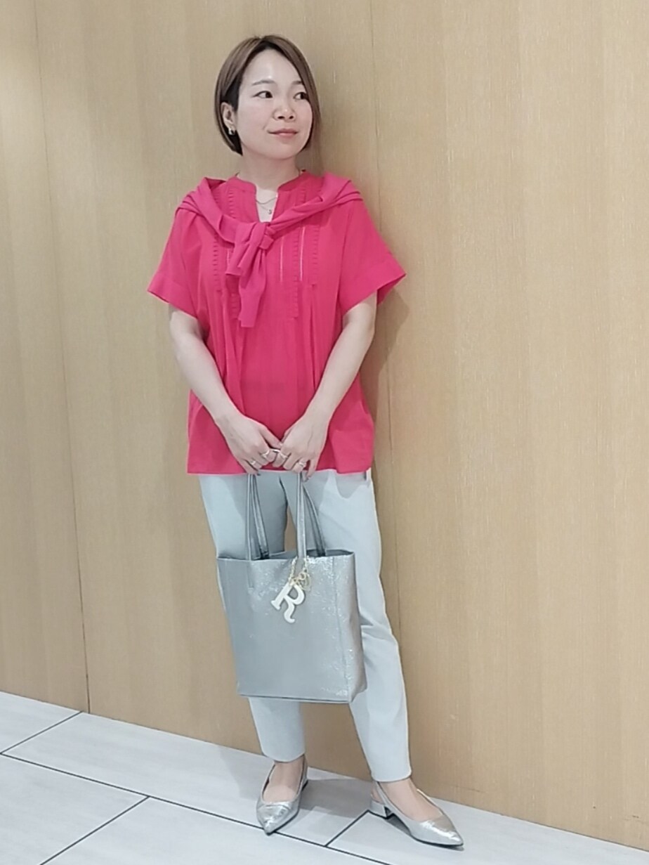 ピンク系のTシャツ/カットソー、グレー系のその他パンツ、シルバー系のトートバッグを着用したレディースの春コーディネートの2枚目の写真