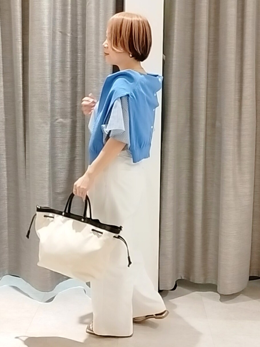 ホワイト系のその他パンツ、ブルー系のカーディガン/ボレロ、ベージュ系のトートバッグを着用したレディースの春コーディネートの4枚目の写真