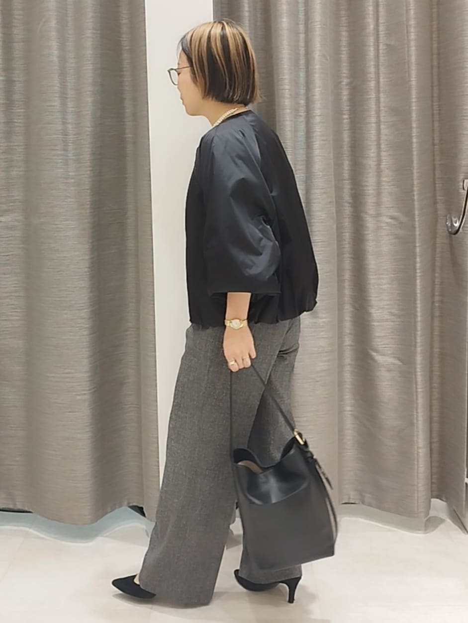 ホワイト系のTシャツ/カットソー、グレー系のその他パンツ、ブラック系のショルダーバッグを着用したレディースの秋コーディネートの4枚目の写真