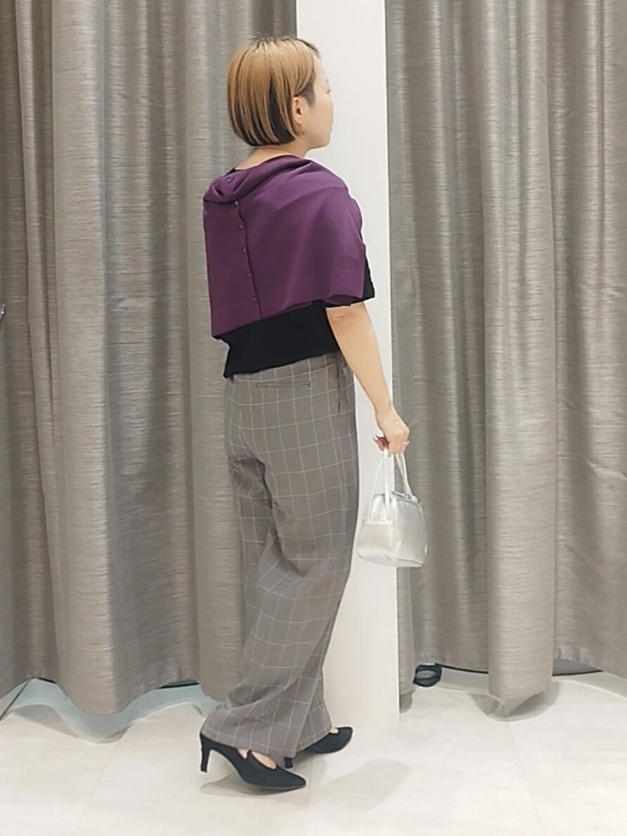ブラック系のニット/セーター、パープル系のカーディガン/ボレロ、ブラウン系のその他パンツを着用したレディースの秋コーディネートの8枚目の写真