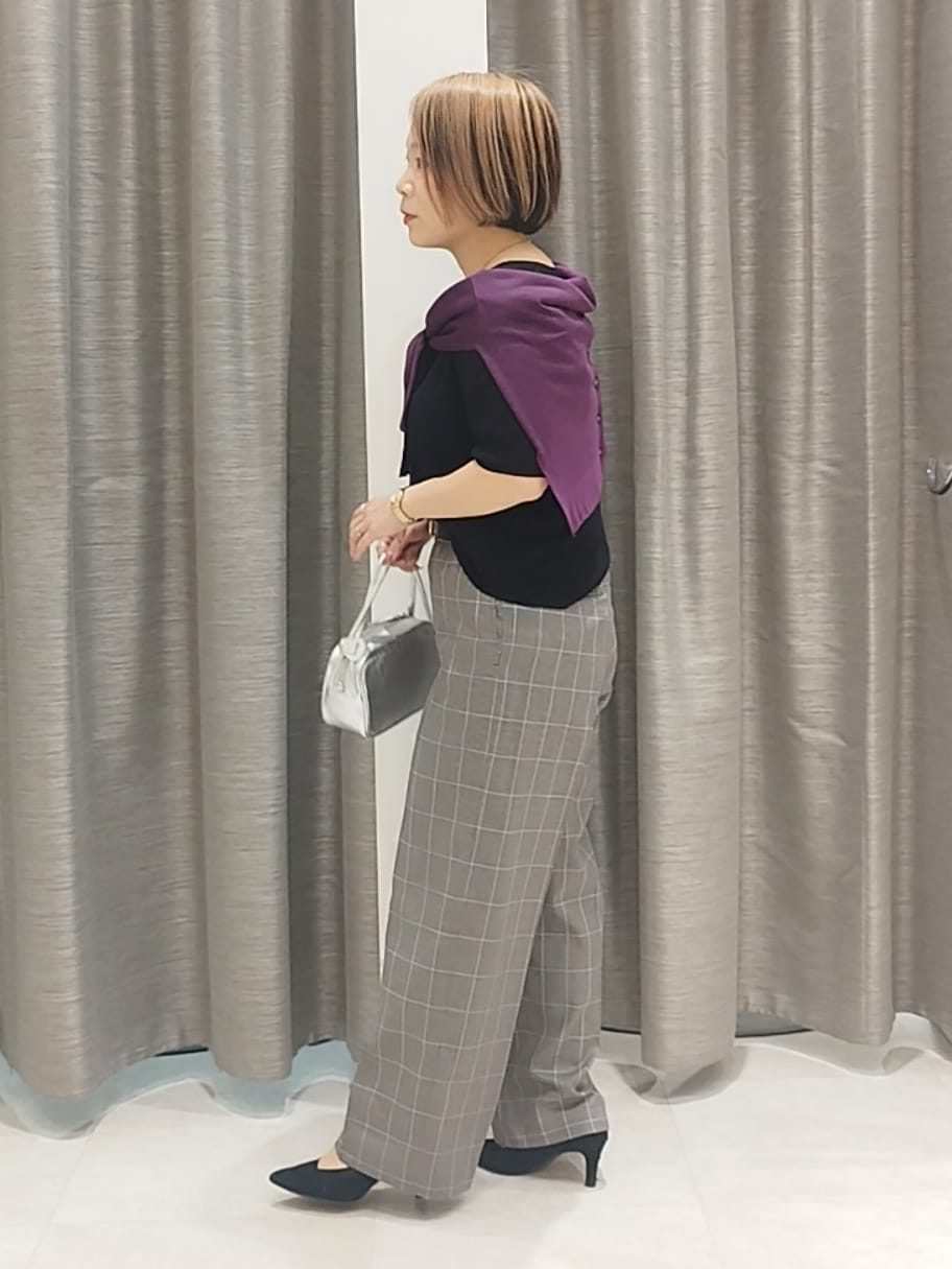 ブラック系のニット/セーター、パープル系のカーディガン/ボレロ、ブラウン系のその他パンツを着用したレディースの秋コーディネートの6枚目の写真