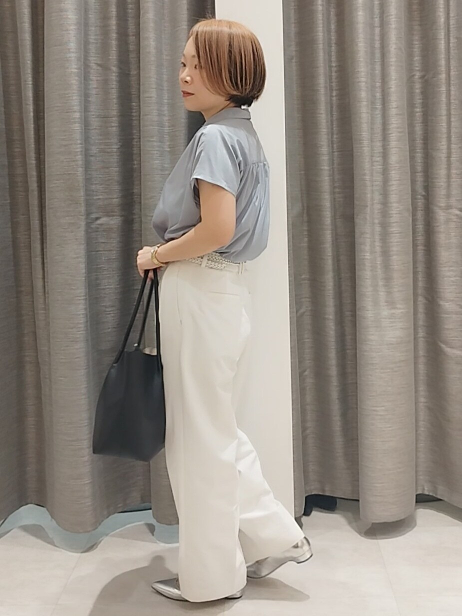 シルバー系のその他シューズ、ホワイト系のその他パンツ、ブルー系のシャツ/ブラウスを着用したレディースの春コーディネートの6枚目の写真