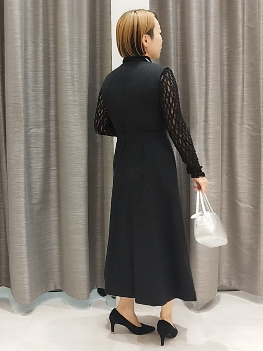 ブラック系のTシャツ/カットソー、シルバー系のショルダーバッグ、シルバー系のネックレスを着用したレディースの秋コーディネートの6枚目の写真
