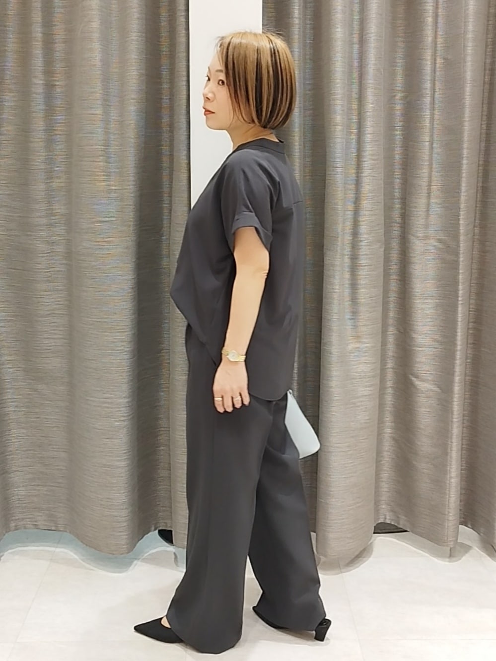 グレー系のシャツ/ブラウスを着用したレディースの夏コーディネートの3枚目の写真
