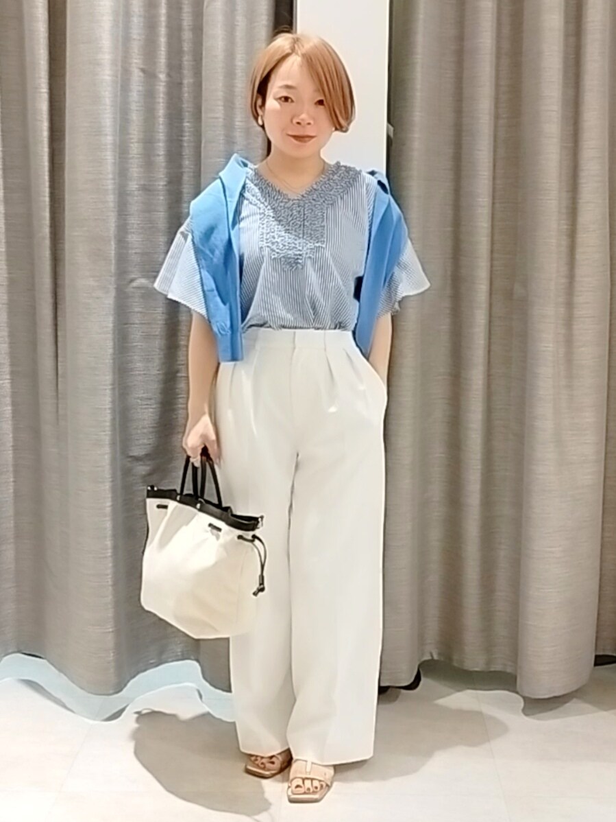 ホワイト系のその他パンツ、ブルー系のカーディガン/ボレロ、ベージュ系のトートバッグを着用したレディースの春コーディネートの2枚目の写真