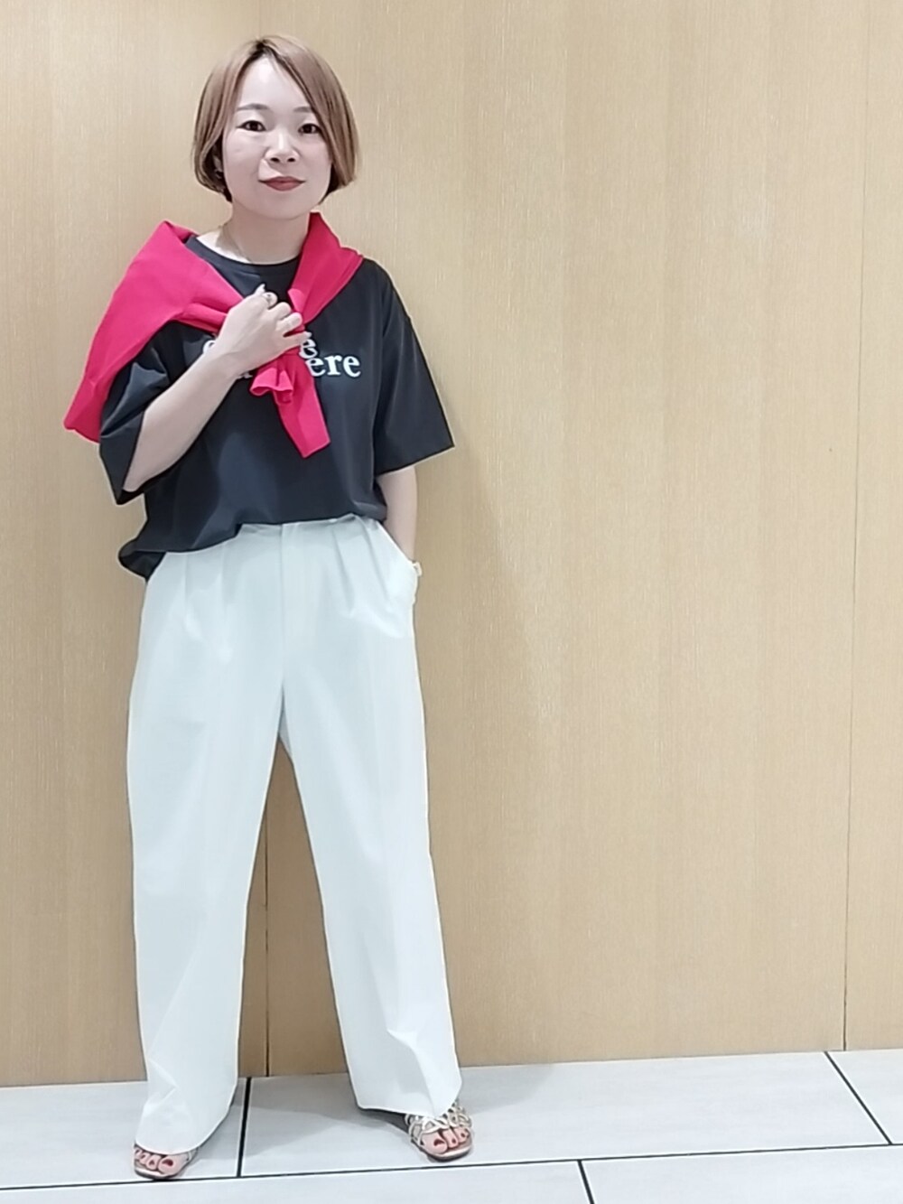 グレー系のTシャツ/カットソー、ピンク系のカーディガン/ボレロ、ホワイト系のその他パンツを着用したレディースの夏コーディネートの2枚目の写真