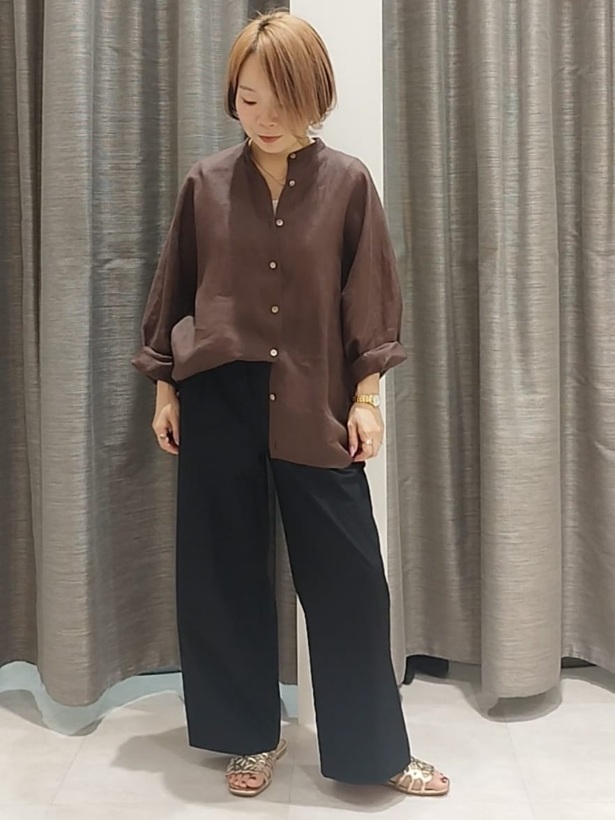 ブラウン系のシャツ/ブラウス、ブラック系のその他パンツを着用したレディースの夏コーディネートの3枚目の写真