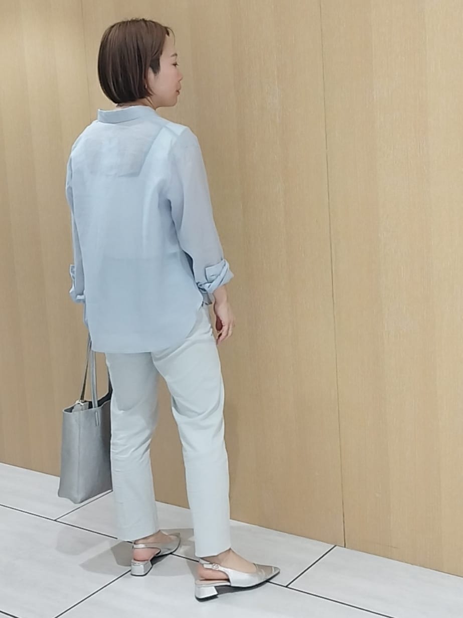 ホワイト系のタンクトップ、ピンク系のTシャツ/カットソー、グレー系のその他パンツを着用したレディースの春コーディネートの4枚目の写真