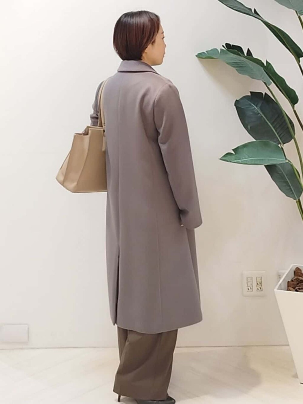 グレー系のチェスターコート、ベージュ系のシャツ/ブラウス、ブラウン系のその他パンツを着用したレディースの冬コーディネートの5枚目の写真