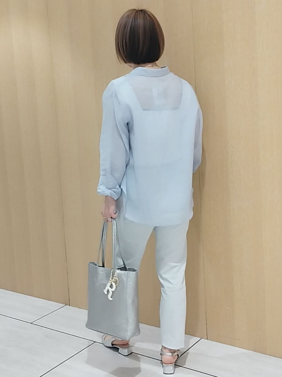 ホワイト系のタンクトップ、ピンク系のTシャツ/カットソー、グレー系のその他パンツを着用したレディースの春コーディネートの6枚目の写真