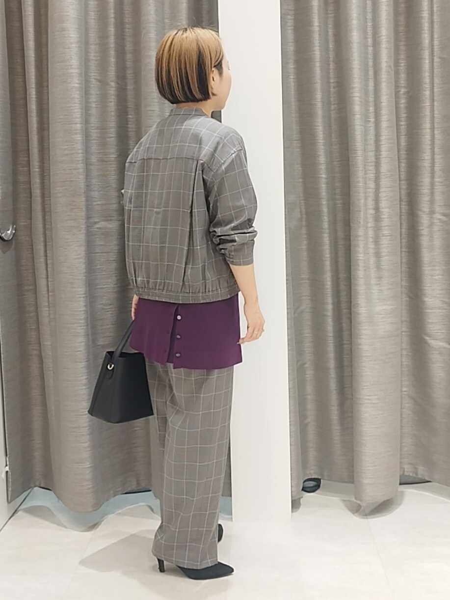 ブラック系のニット/セーター、ブラウン系のその他パンツ、パープル系のカーディガン/ボレロを着用したレディースの秋コーディネートの5枚目の写真
