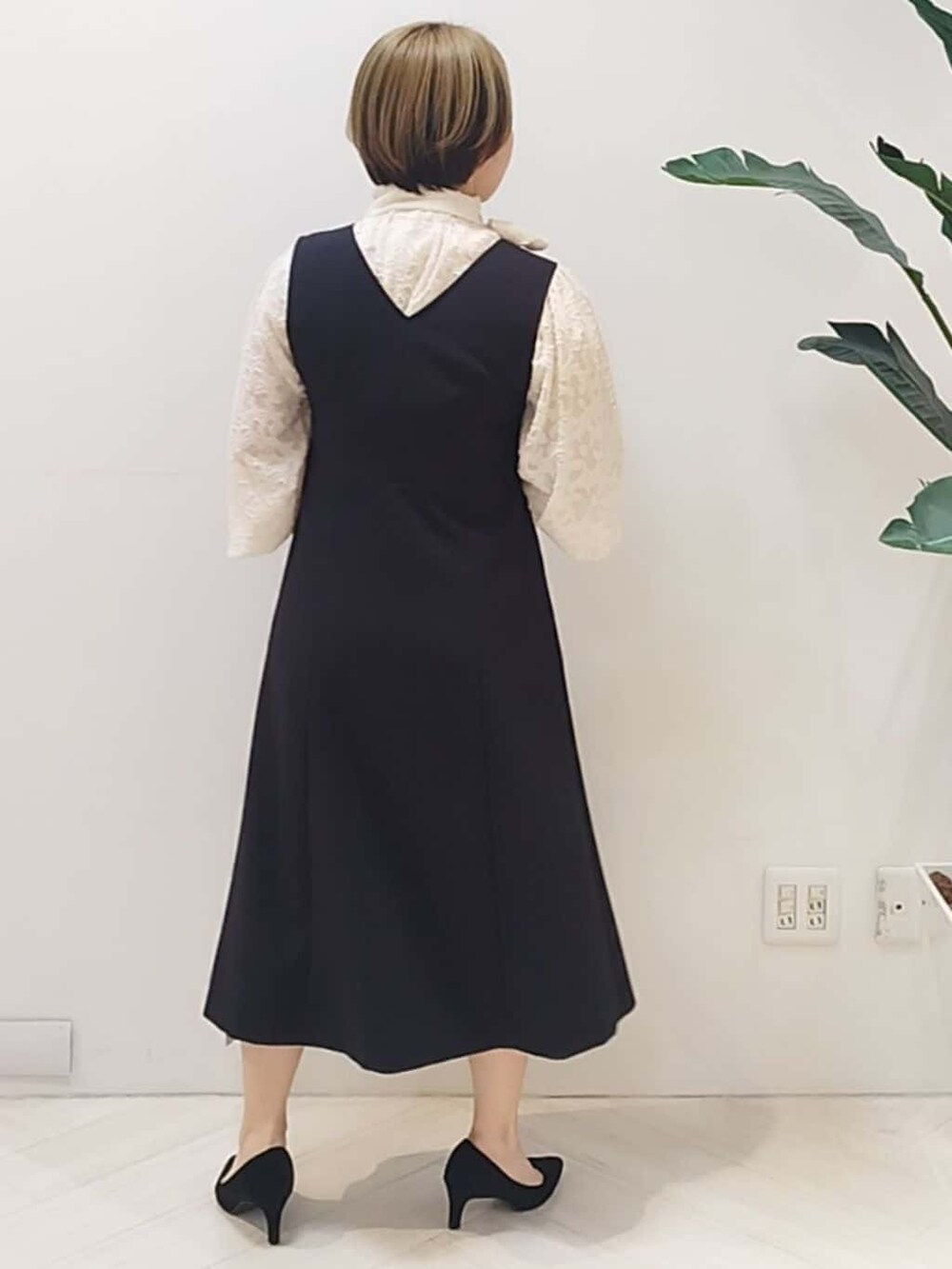 ブラック系のワンピース、ホワイト系のシャツ/ブラウス、ホワイト系のショルダーバッグを着用したレディースの冬コーディネートの8枚目の写真