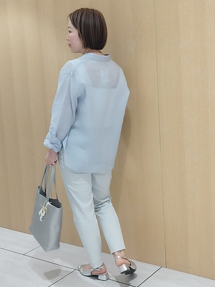 ホワイト系のタンクトップ、ピンク系のTシャツ/カットソー、グレー系のその他パンツを着用したレディースの春コーディネートの5枚目の写真