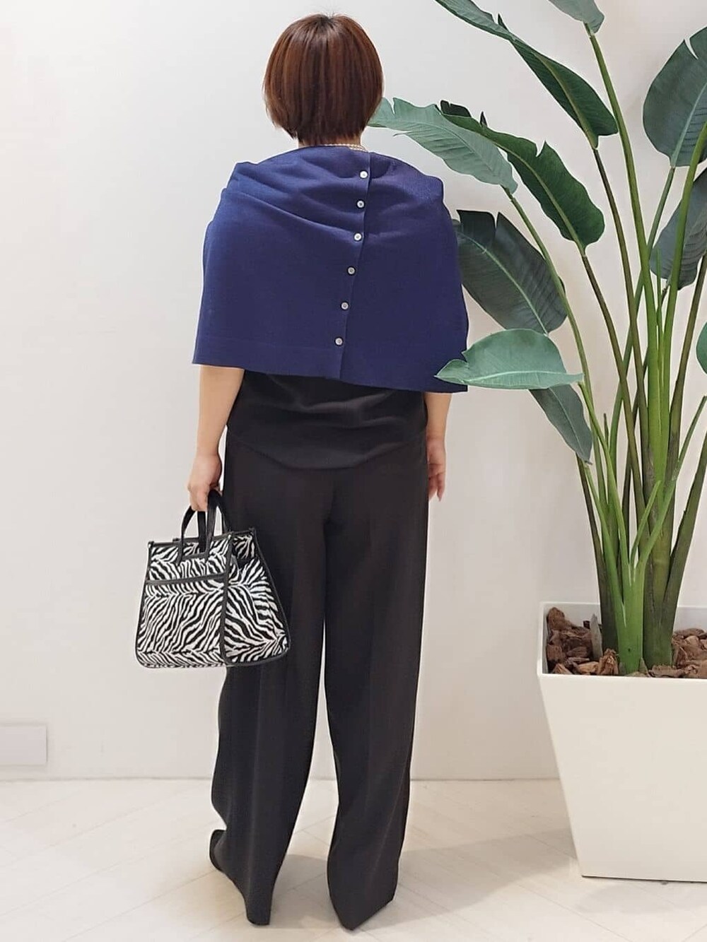 ブラック系のシャツ/ブラウス、グレー系のTシャツ/カットソー、ブラック系のその他パンツを着用したレディースの秋コーディネートの5枚目の写真