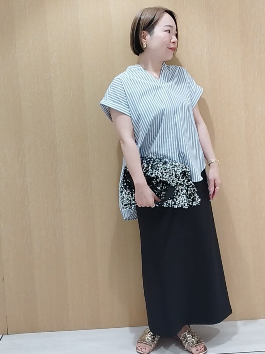 ブルー系のシャツ/ブラウス、ブラック系のタンクトップ、ブラック系のスカートを着用したレディースの夏コーディネートの2枚目の写真