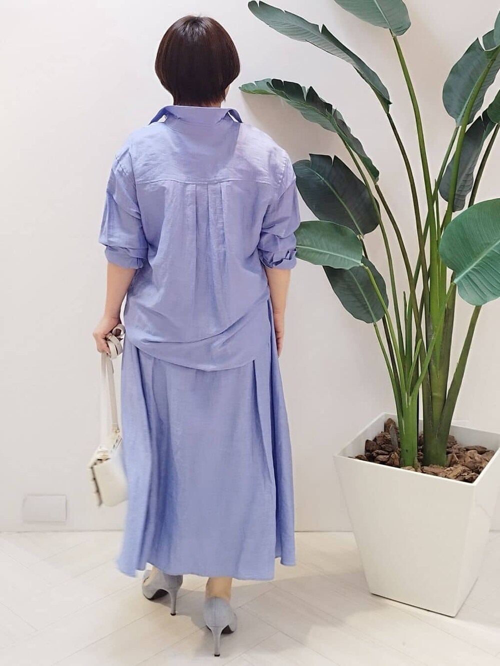 ブルー系のシャツ/ブラウス、ブルー系のスカート、ホワイト系のタンクトップを着用したレディースの夏コーディネートの8枚目の写真