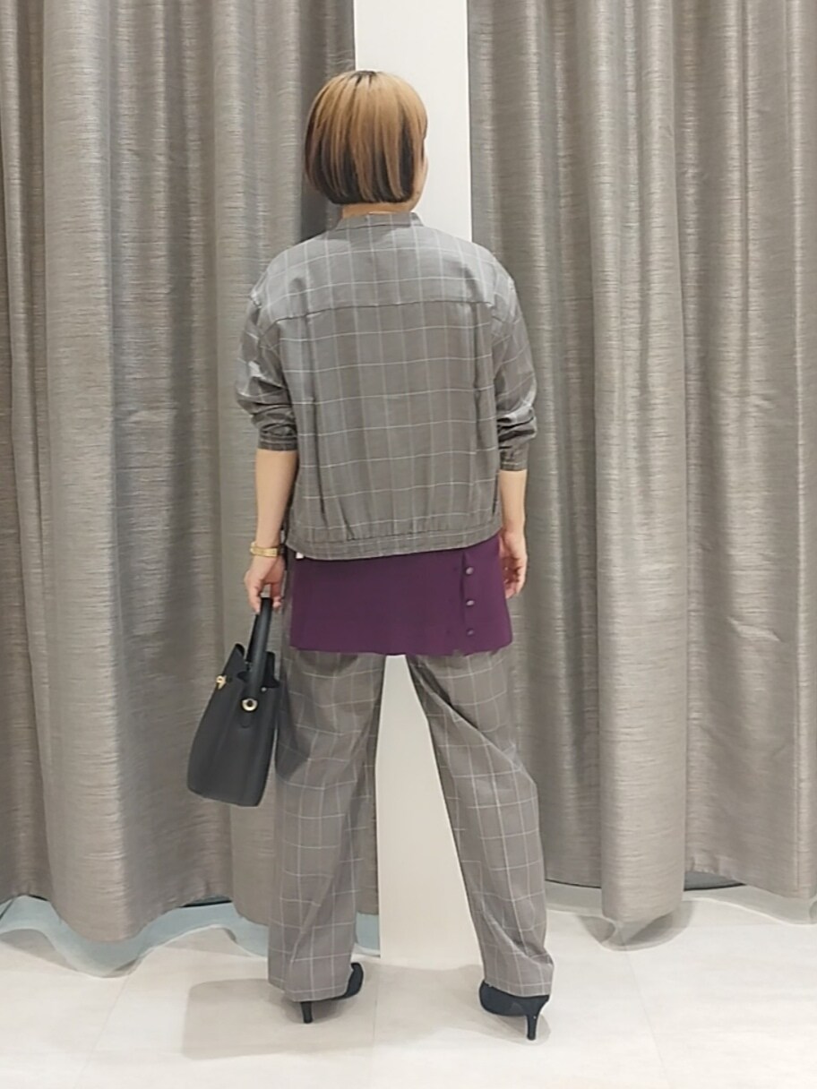 ブラック系のニット/セーター、ブラウン系のその他パンツ、パープル系のカーディガン/ボレロを着用したレディースの秋コーディネートの8枚目の写真
