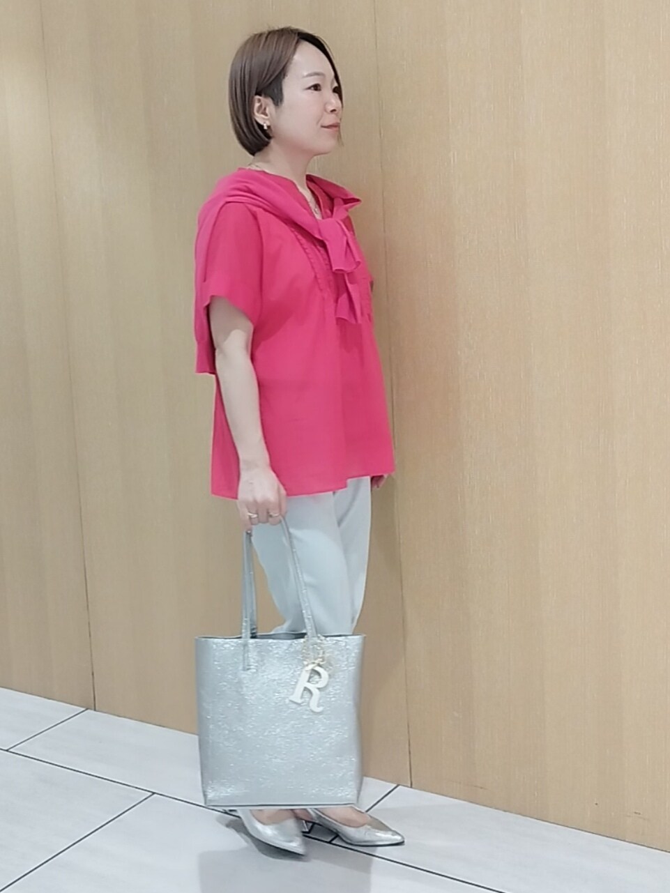 ピンク系のTシャツ/カットソー、グレー系のその他パンツ、シルバー系のトートバッグを着用したレディースの春コーディネートの3枚目の写真