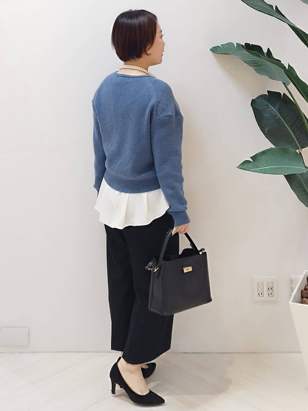 ブルー系のカーディガン/ボレロ、ホワイト系のシャツ/ブラウス、ブラック系のその他パンツを着用したレディースの冬コーディネートの5枚目の写真