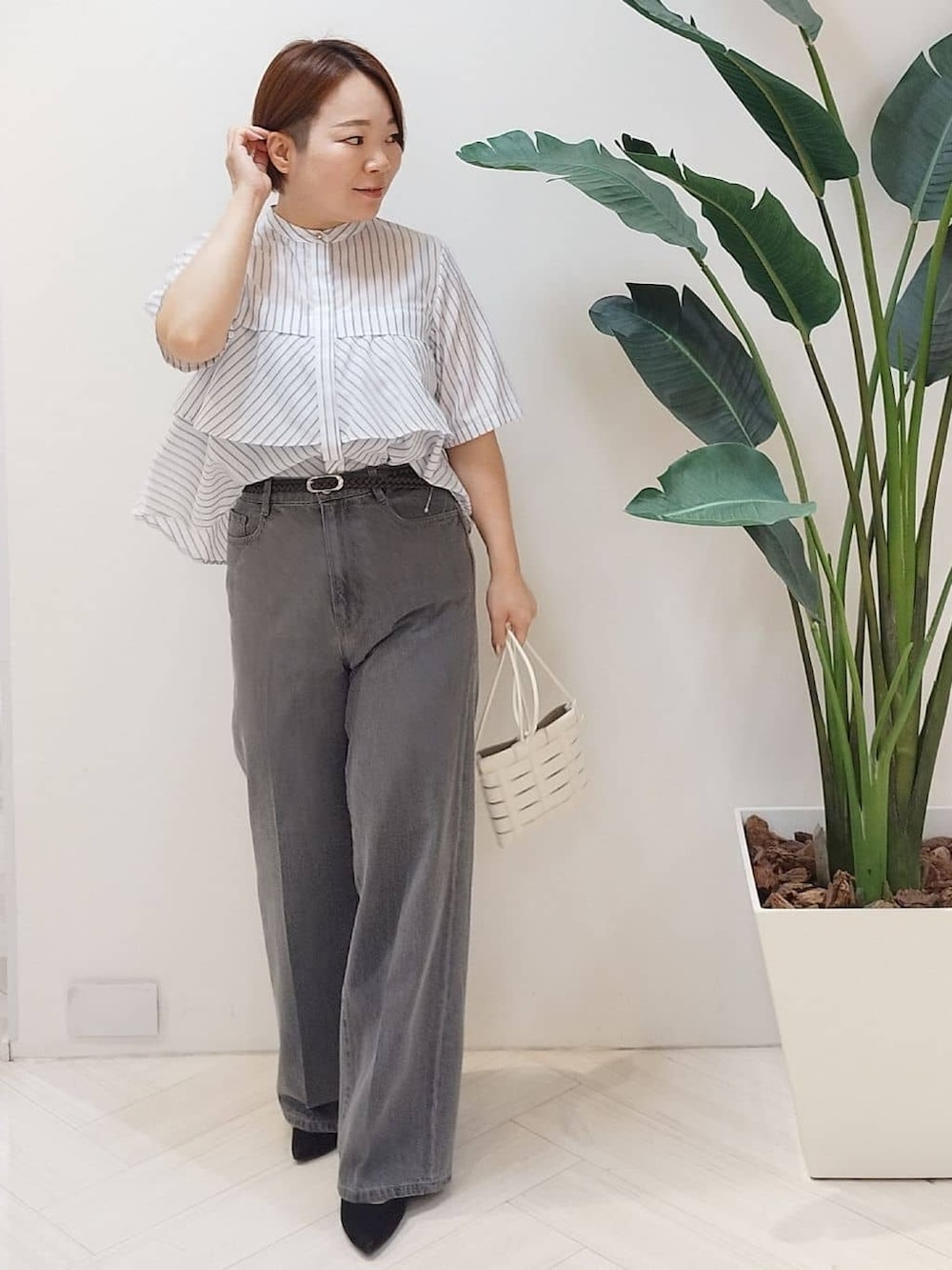 ホワイト系のシャツ/ブラウス、グレー系のデニムパンツを着用したレディースの秋コーディネートの2枚目の写真