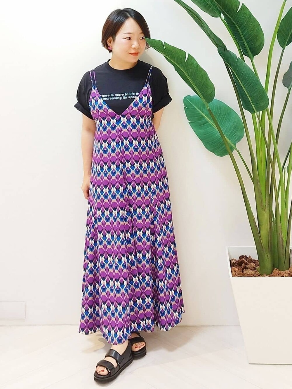 ブラック系のTシャツ/カットソーを着用したレディースの夏コーディネートの4枚目の写真