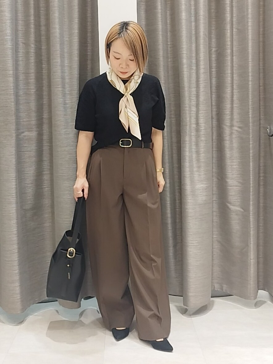 ブラック系のニット/セーター、ブラウン系のその他パンツを着用したレディースの秋コーディネートの3枚目の写真