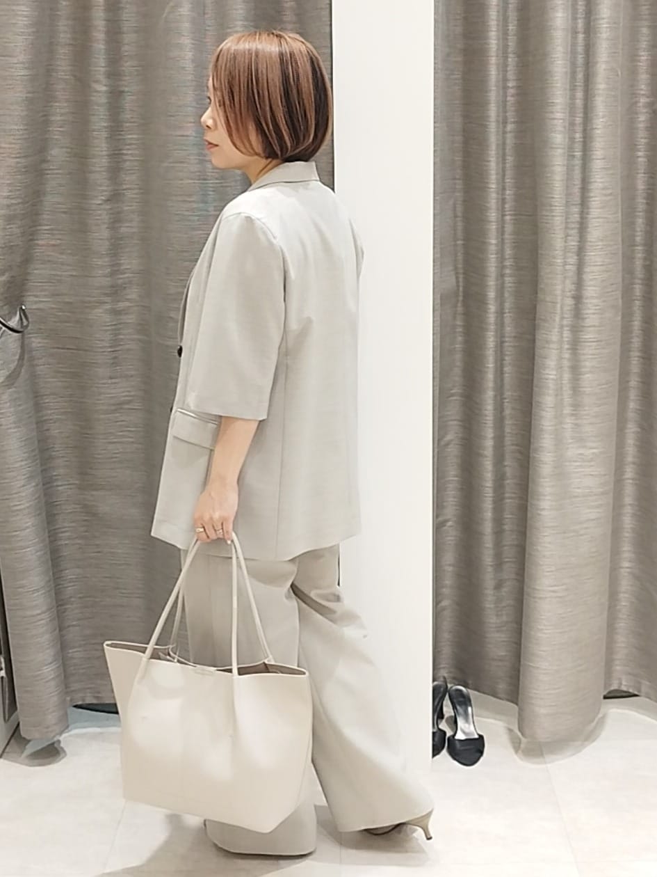 グレー系のテーラードジャケット、グレー系のその他パンツ、ベージュ系のパンプスを着用したレディースの春コーディネートの6枚目の写真