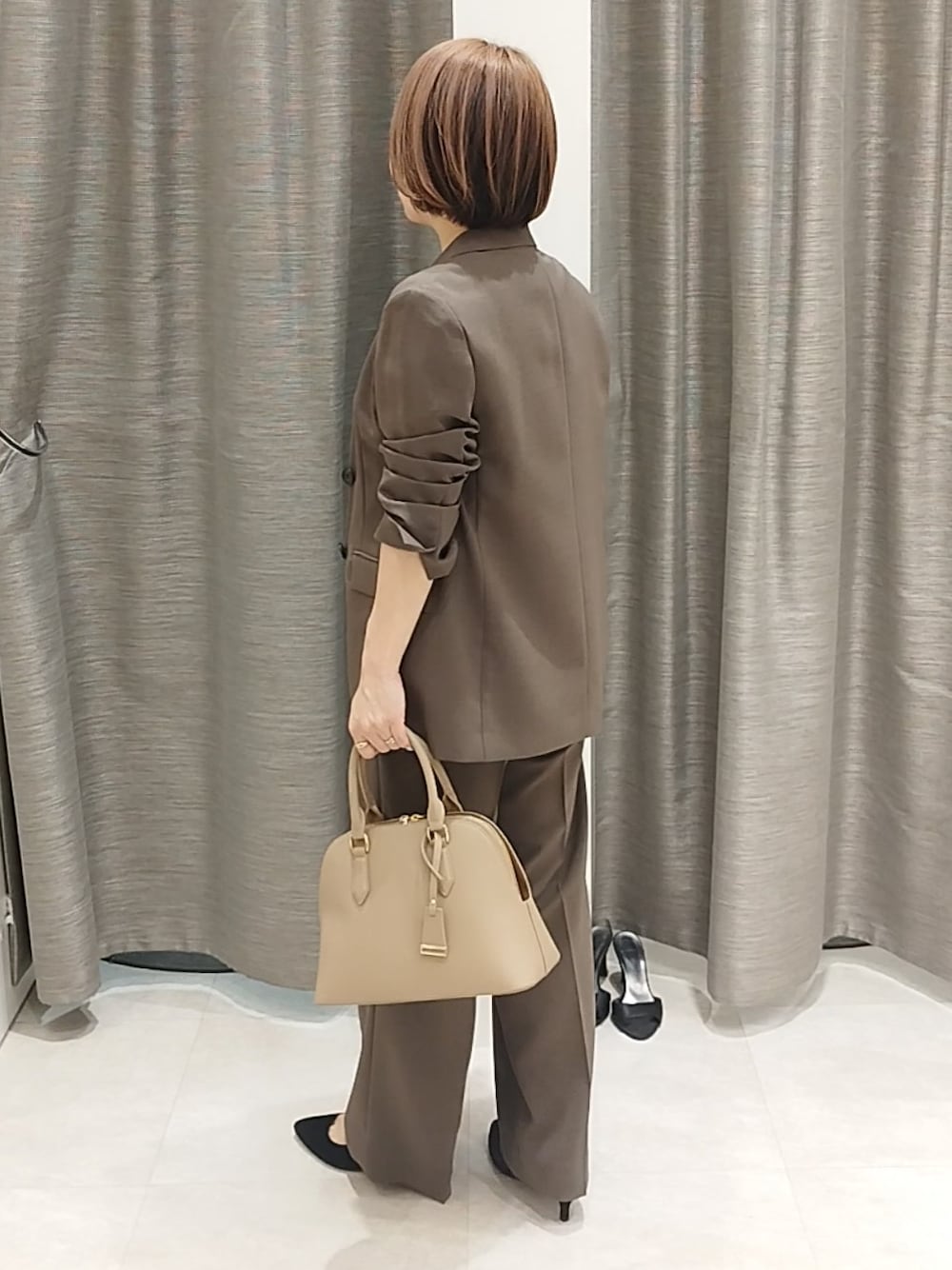 ホワイト系のシャツ/ブラウス、ブラウン系のハンドバッグ、ブラウン系のその他パンツを着用したレディースの春コーディネートの6枚目の写真