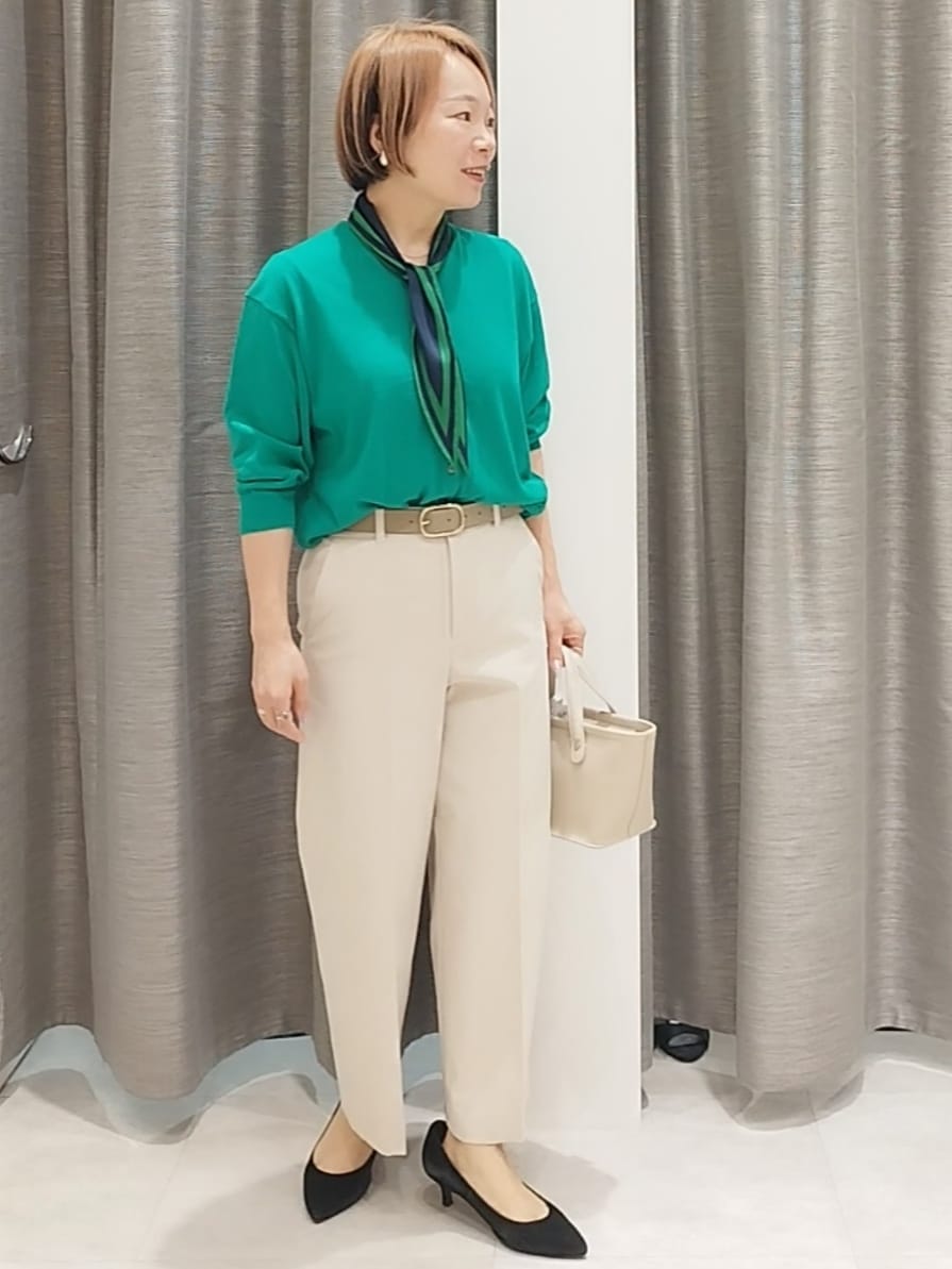 ベージュ系のその他パンツ、ベージュ系のトートバッグ、グリーン系のカーディガン/ボレロを着用したレディースの春コーディネートの3枚目の写真