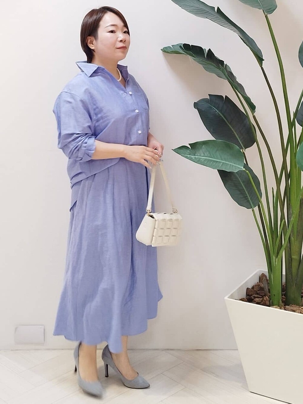 ブルー系のシャツ/ブラウス、ブルー系のスカート、ホワイト系のタンクトップを着用したレディースの夏コーディネートの6枚目の写真
