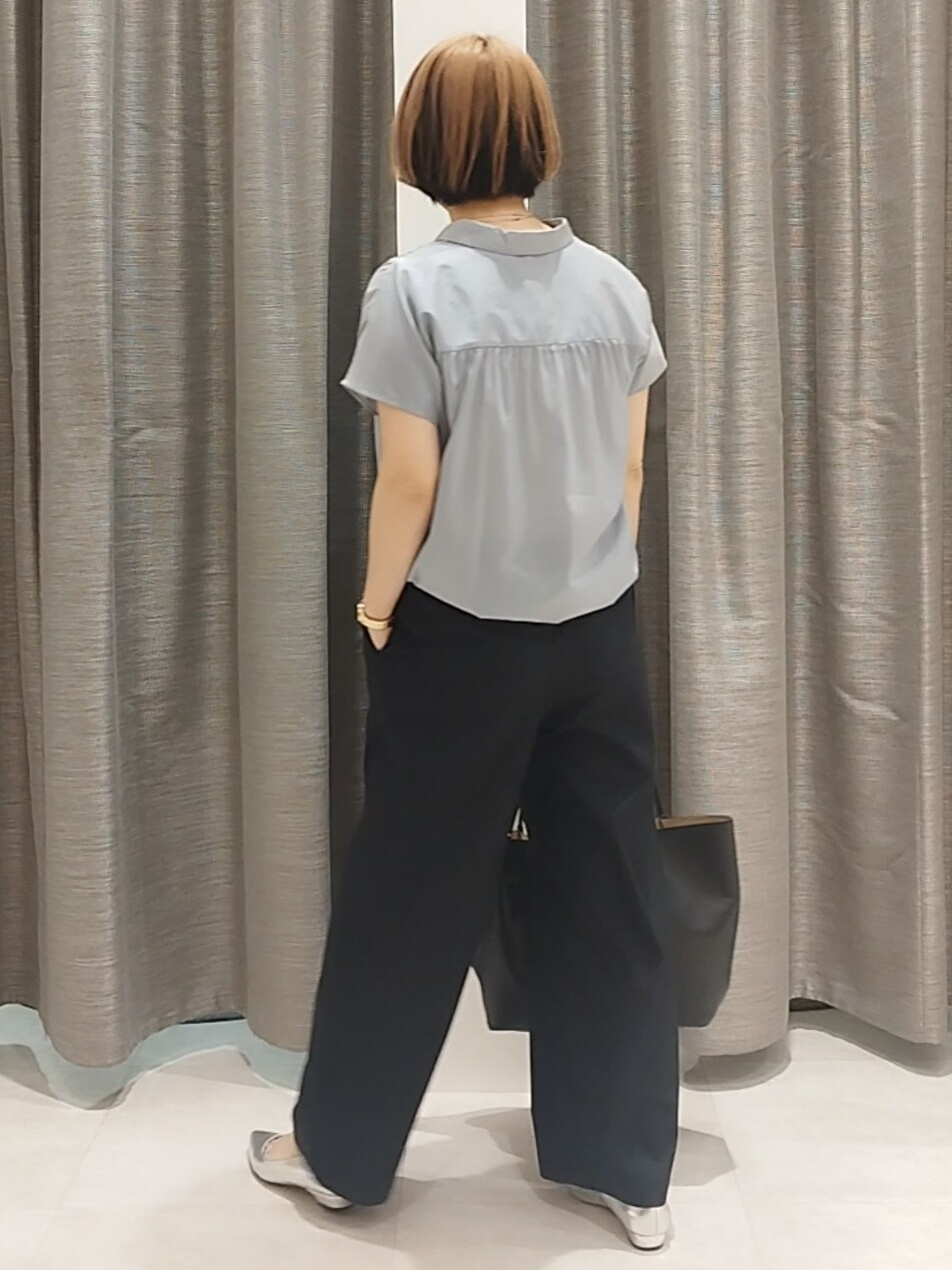シルバー系のその他シューズ、ブルー系のシャツ/ブラウス、ブラック系のトートバッグを着用したレディースの春コーディネートの10枚目の写真