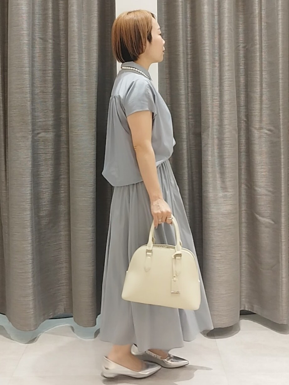 ブラック系のシャツ/ブラウス、ベージュ系のハンドバッグ、ベージュ系のトートバッグを着用したレディースの春コーディネートの5枚目の写真