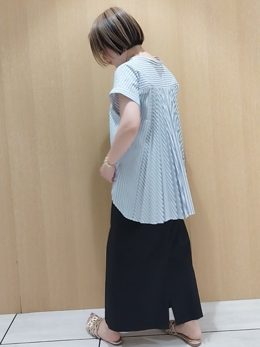 ブルー系のシャツ/ブラウス、ブラック系のタンクトップ、ブラック系のスカートを着用したレディースの夏コーディネートの4枚目の写真