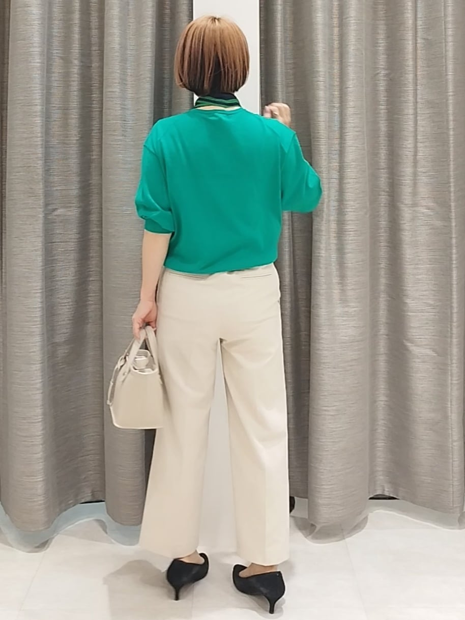 ベージュ系のその他パンツ、ベージュ系のトートバッグ、グリーン系のカーディガン/ボレロを着用したレディースの春コーディネートの10枚目の写真