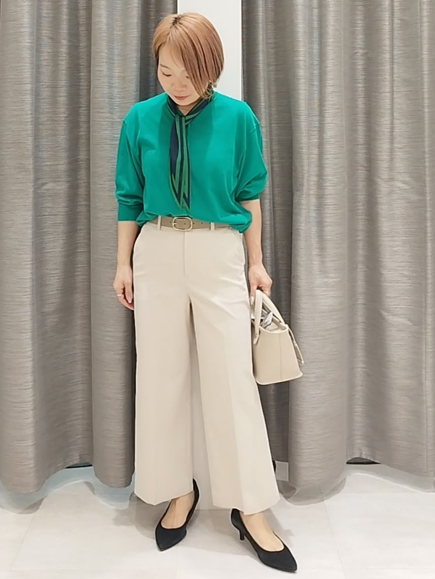 ベージュ系のその他パンツ、ベージュ系のトートバッグ、グリーン系のカーディガン/ボレロを着用したレディースの春コーディネートの2枚目の写真