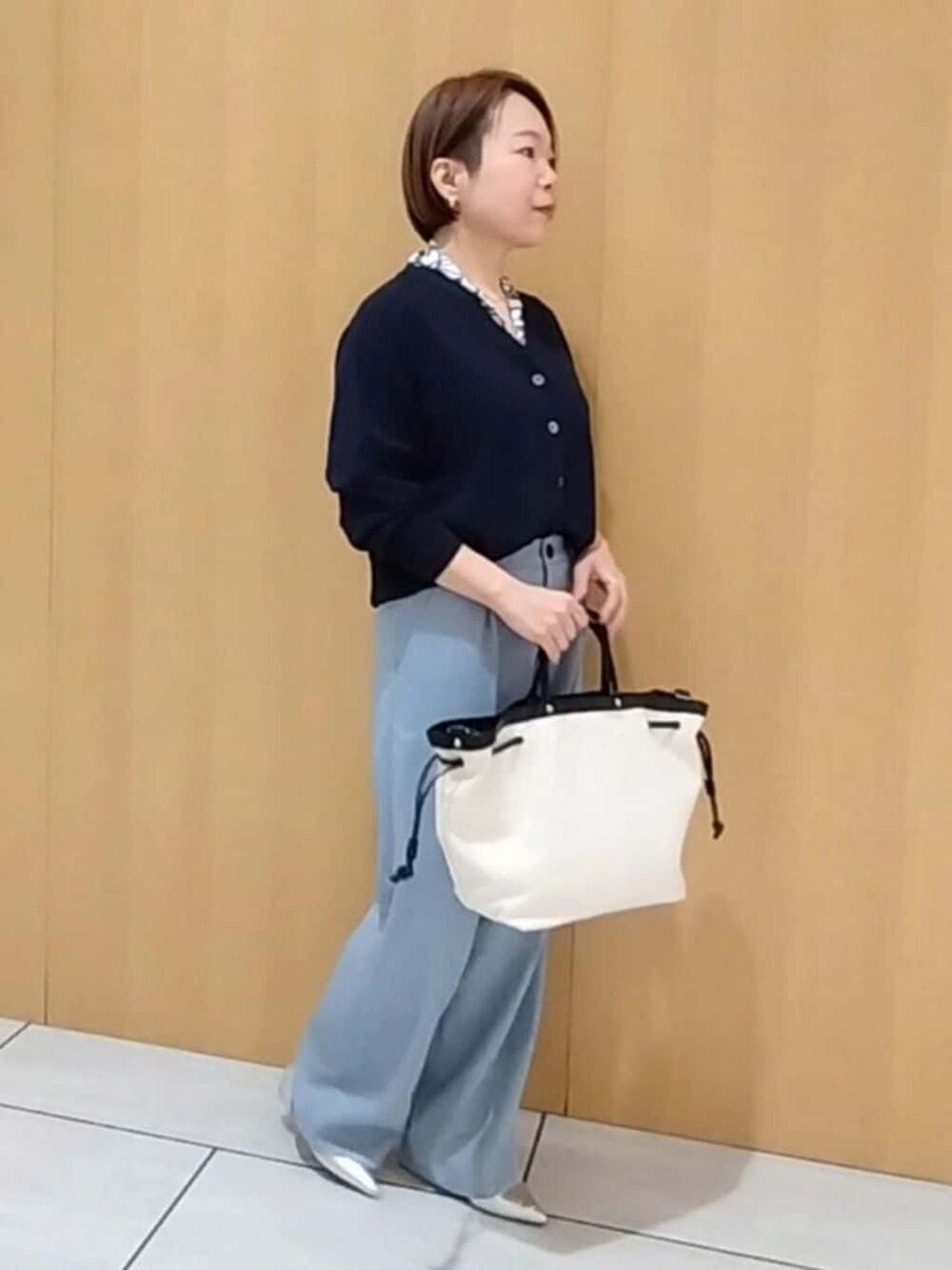 ブルー系のカーディガン/ボレロ、ブルー系のその他パンツを着用したレディースの春コーディネートの5枚目の写真