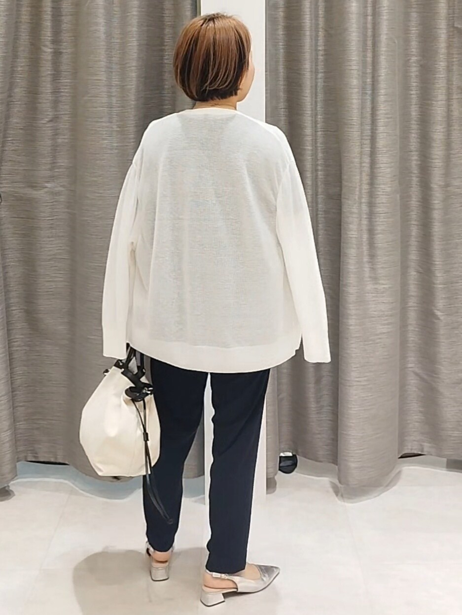 ホワイト系のカーディガン/ボレロ、ブルー系のシャツ/ブラウス、ブルー系のその他パンツを着用したレディースの夏コーディネートの8枚目の写真