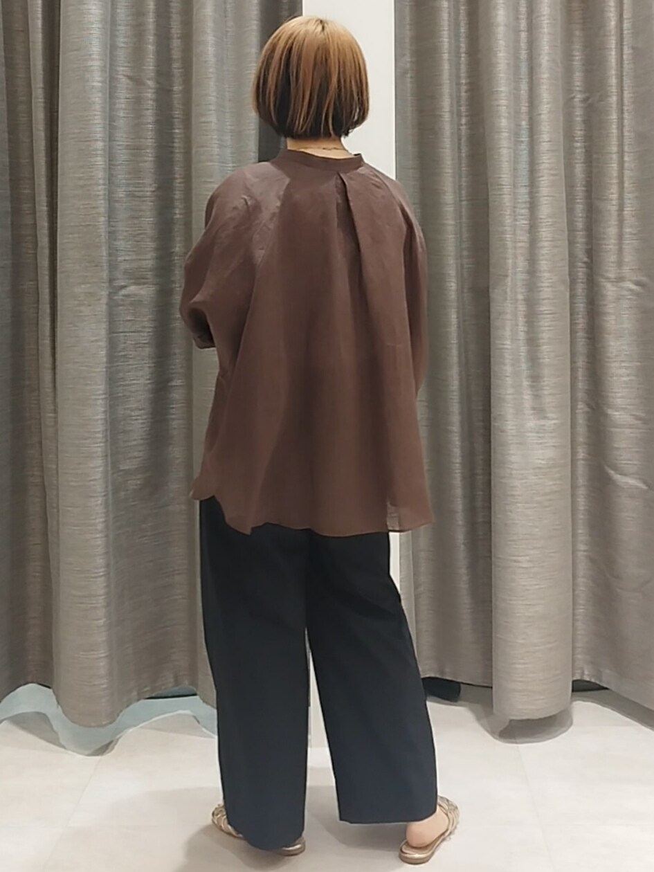 ブラウン系のシャツ/ブラウス、ブラック系のその他パンツを着用したレディースの夏コーディネートの8枚目の写真